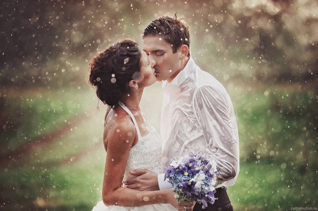 30 Photos of Newlyweds Who Made It Through the Rain via Loverly - Wedding Belles Blog