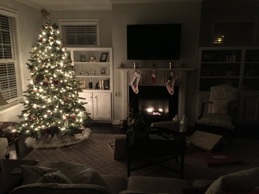 Cozy Christmas living room | Trés Belle